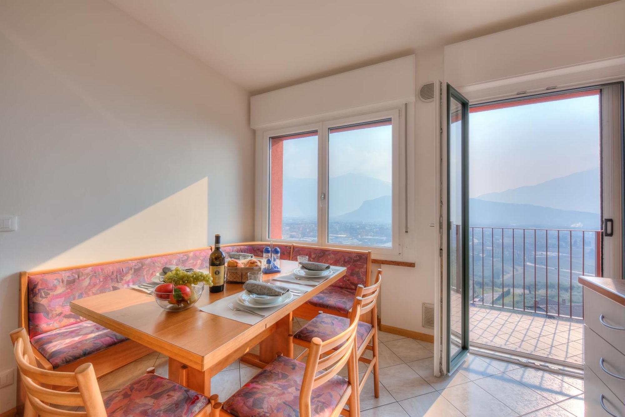 Lake View Dom-Us Apartment - Happy Rentals Riva del Garda Esterno foto