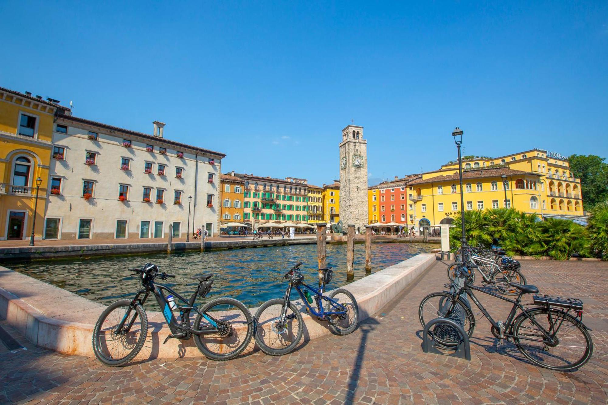 Lake View Dom-Us Apartment - Happy Rentals Riva del Garda Esterno foto