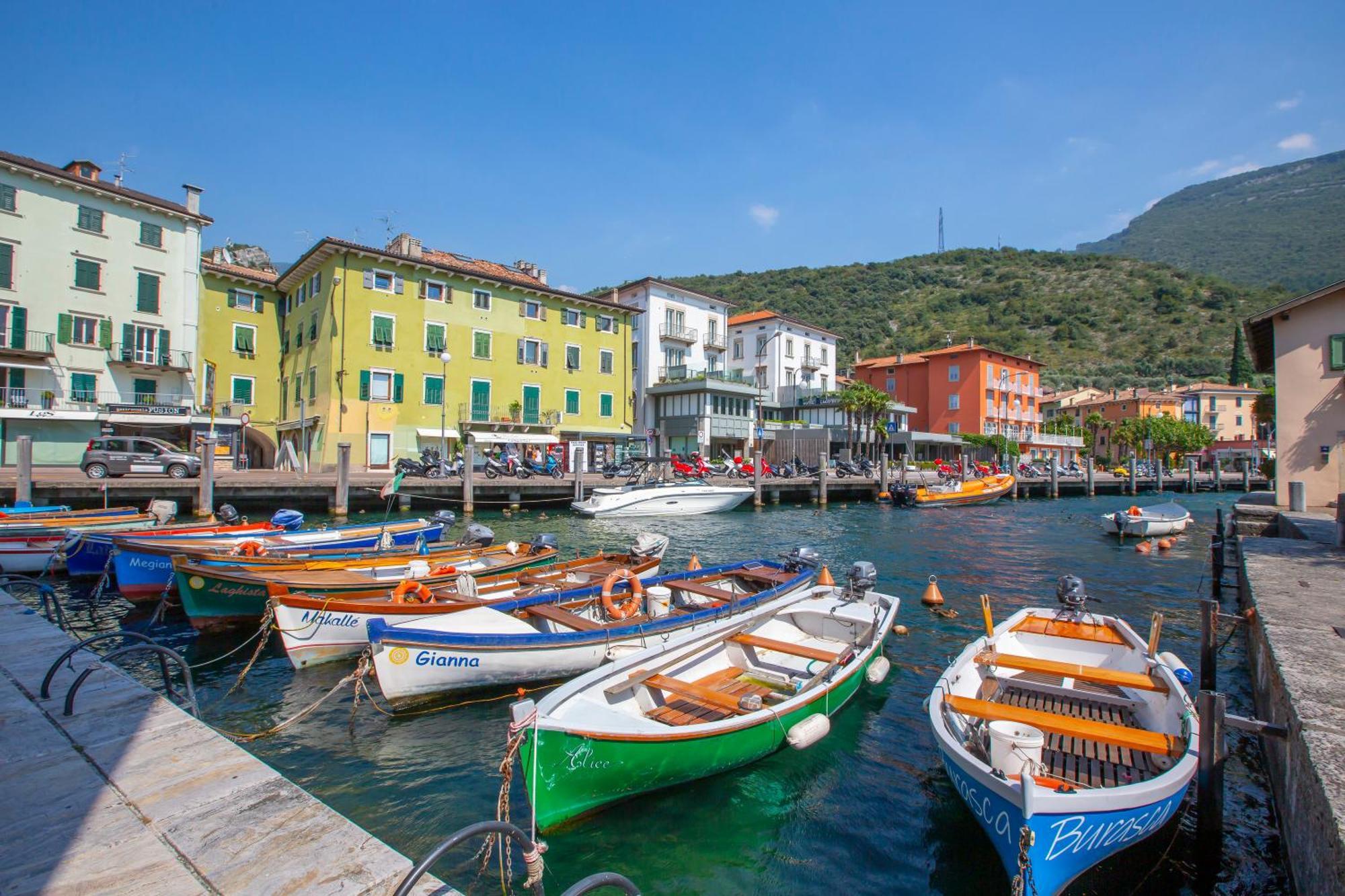 Lake View Dom-Us Apartment - Happy Rentals Riva del Garda Esterno foto