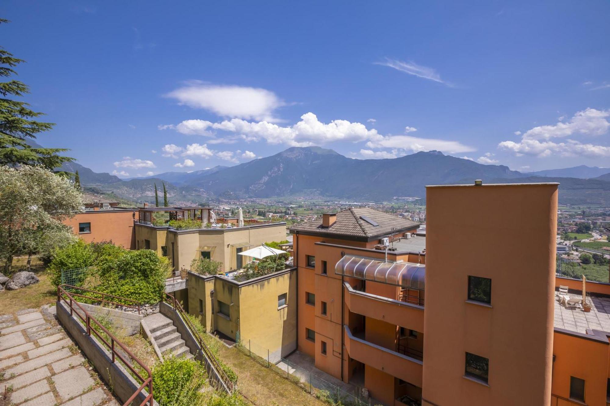Lake View Dom-Us Apartment - Happy Rentals Riva del Garda Esterno foto