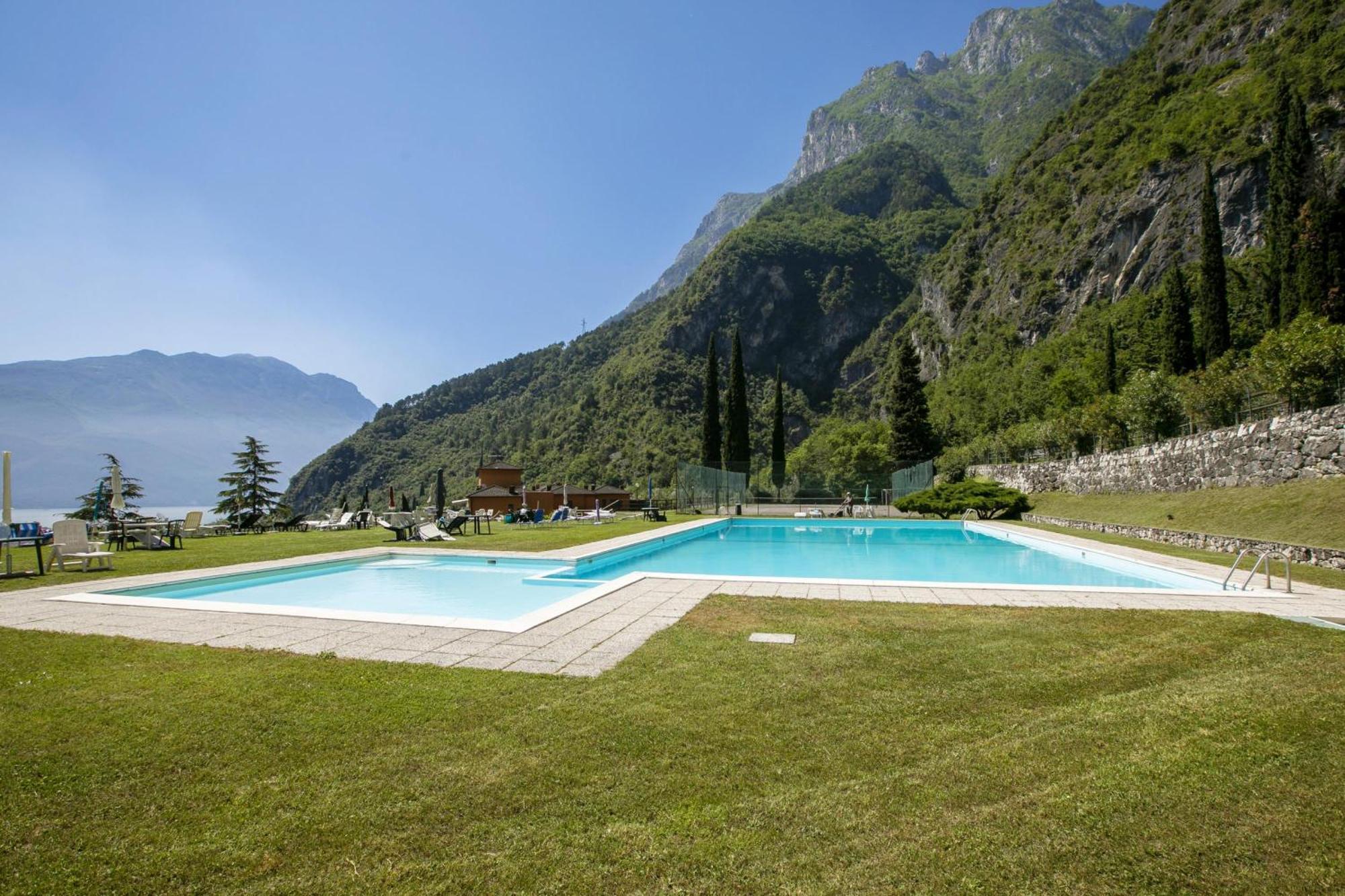 Lake View Dom-Us Apartment - Happy Rentals Riva del Garda Esterno foto
