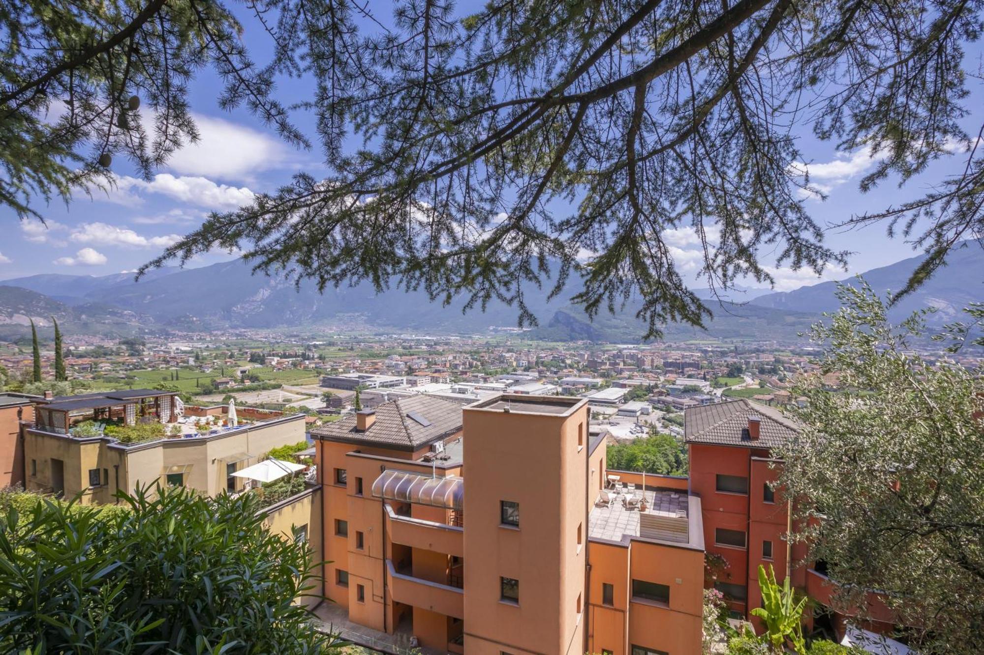 Lake View Dom-Us Apartment - Happy Rentals Riva del Garda Esterno foto